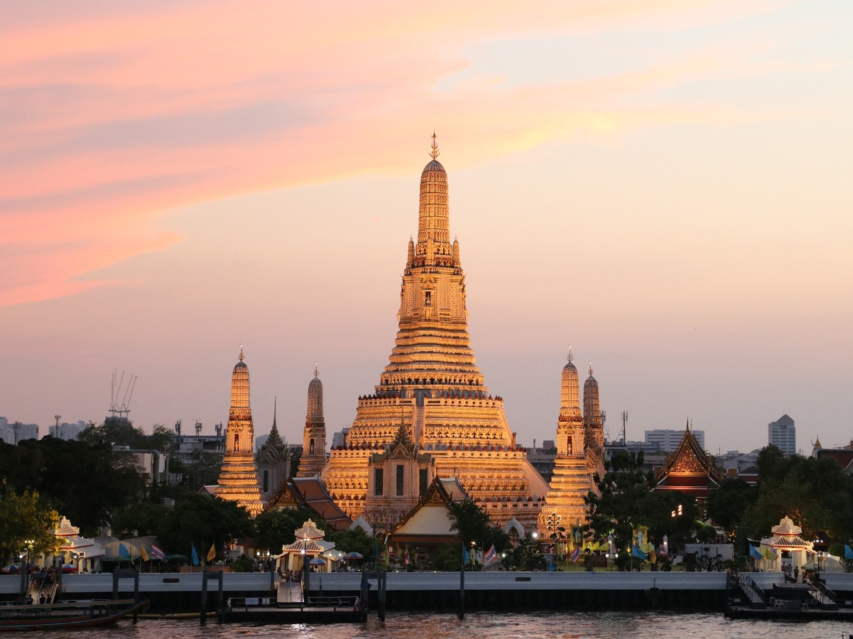 wat arun by night bangkok riverside