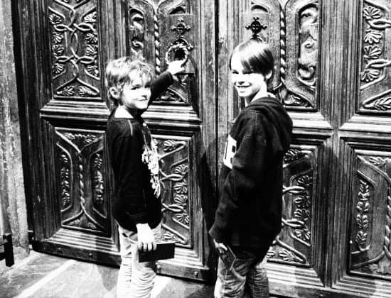 Kids opening the doors to the Great Hall at Harry Potter World UK