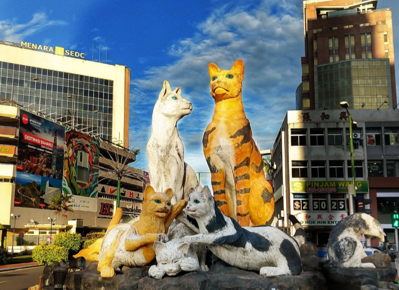 Family of Cats in Cat City Kuching. Statue in modern KuchingCat statues kuching. Things to see in Kuching