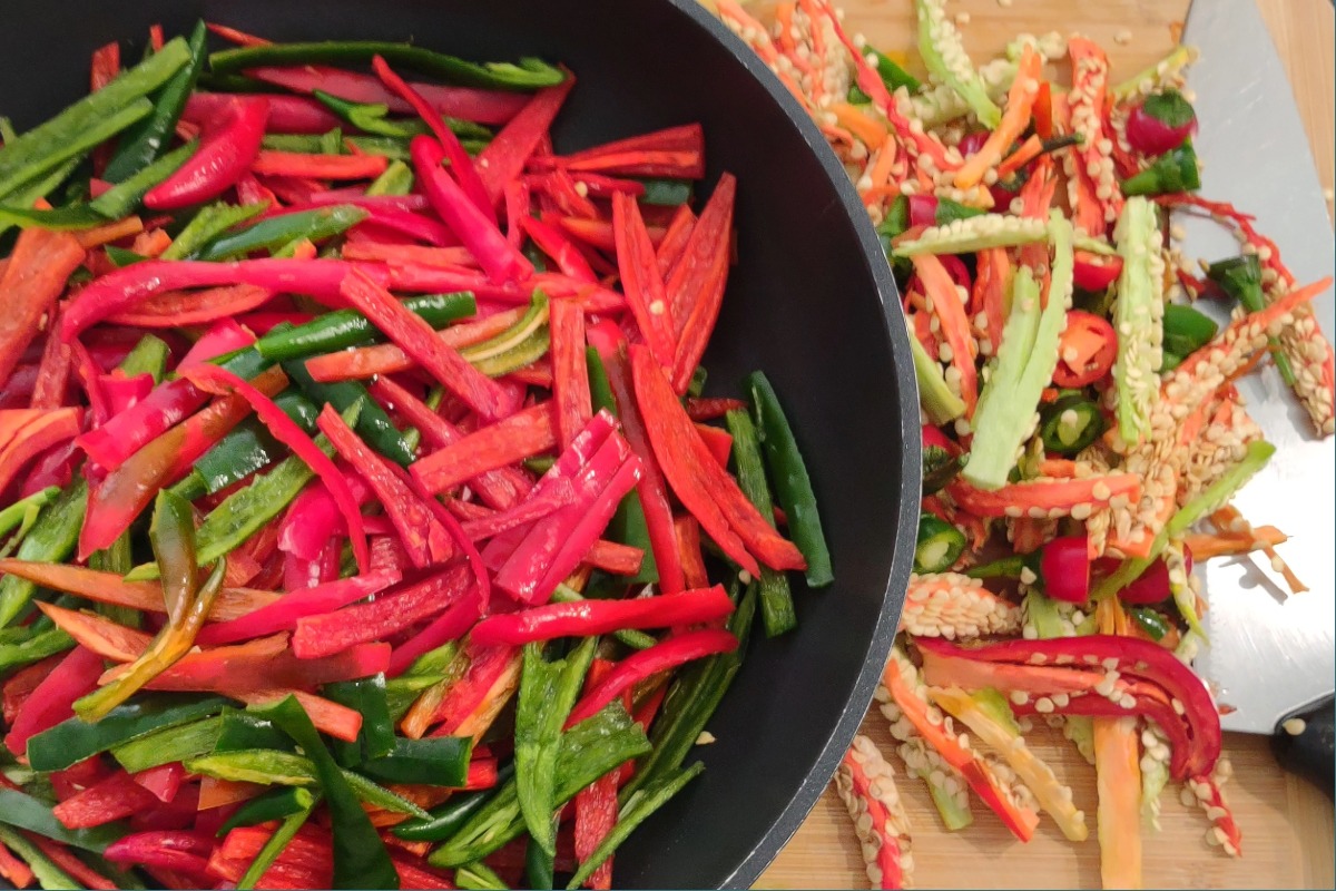 chopped chilli peppers for ema datshi
