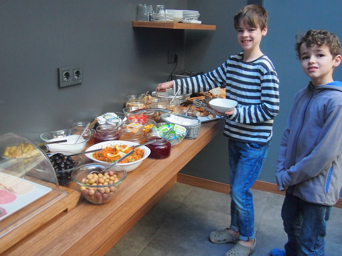 Buffet food with kids